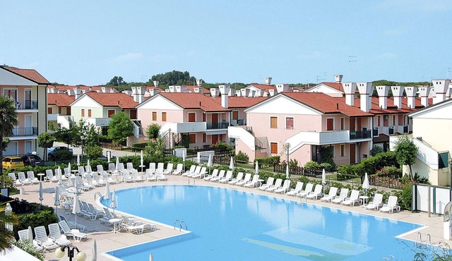 Lovely apartment for 6 guests with WIFI, A/C, pool, TV, terrace and pets allowed