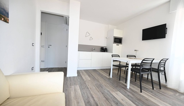 MODERN APARTMENT GROUND FLOOR AND PARKING SPACE APP WATER