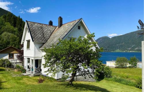 Nice Home In Austefjorden