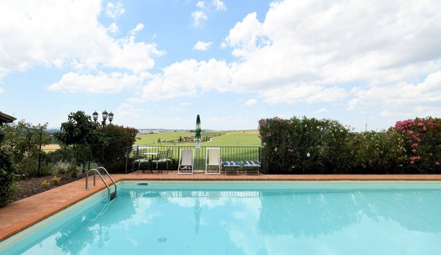 Private Villa with hot tub, private pool, WIFI, A/C, TV, terrace, pets allowed, panoramic view