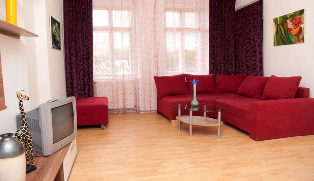 Raisa Bright friendly 3-room apartment with garden entrance