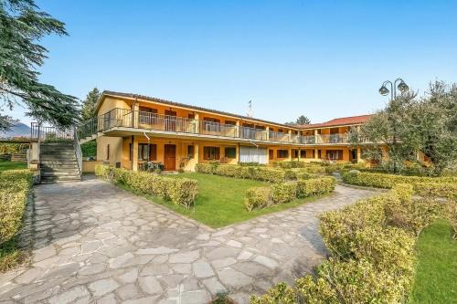 Residence La Perla with Shared Pool
