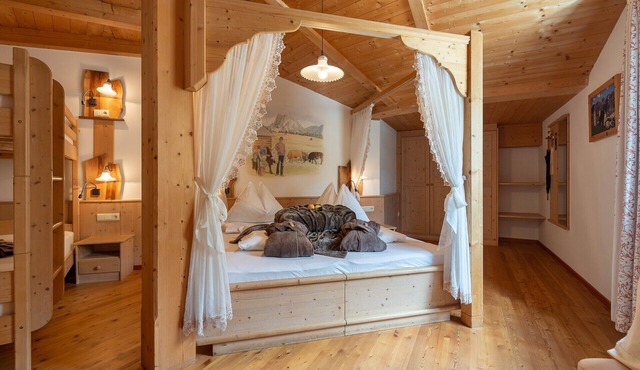 Room 'Four-Poster Bed Room' with Shared Terrace, Shared Garden and Wi-Fi