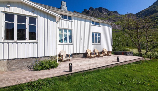 Solbakken house by the fjord Lofoten