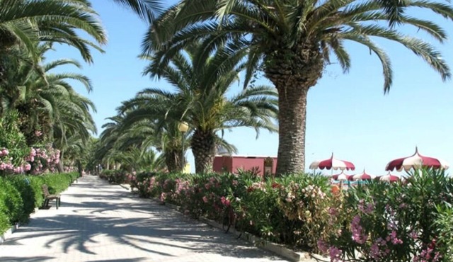Spacious apartment a stone's throw from the sea in a quiet residential neighborhood