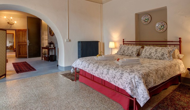 Stay, think and relax. The Suite. 15' drive from Pisa, Lucca and the beach.
