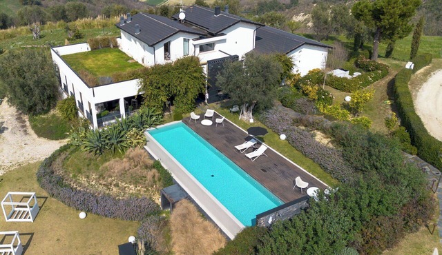 Stunning private villa for 10 guests with A/C, WIFI, private pool, TV, terrace and pets allowed