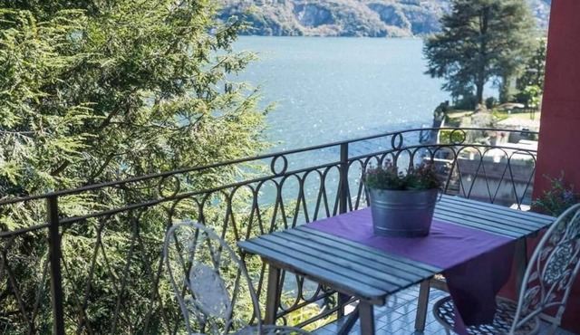 Villa Donati with direct access to the lake