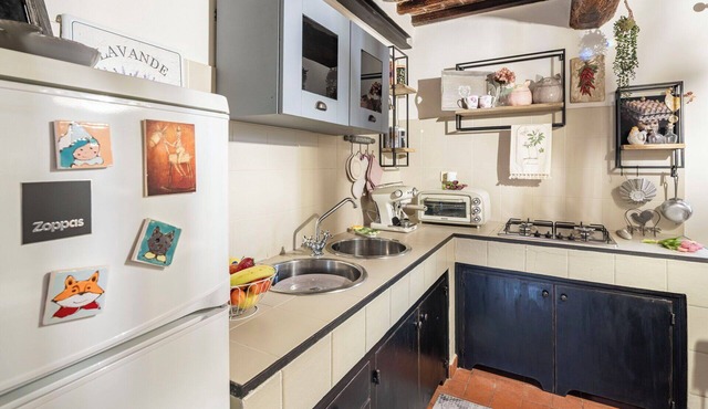 Wonderful villa for 6 guests with WIFI, TV, veranda and pets allowed, close to Lucca
