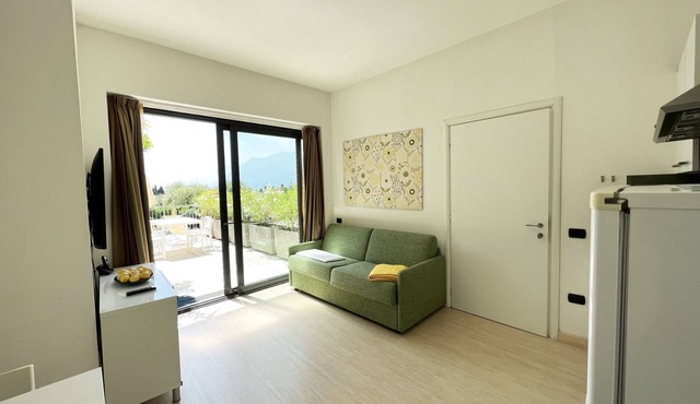 Zwei-Zimmer-Wohnung mit teilweisem Seeblick by Interhome