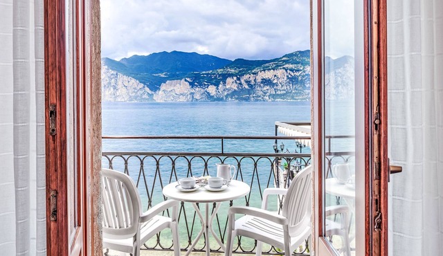 Zwei-Zimmer-Wohnung mit Seeblick by Interhome