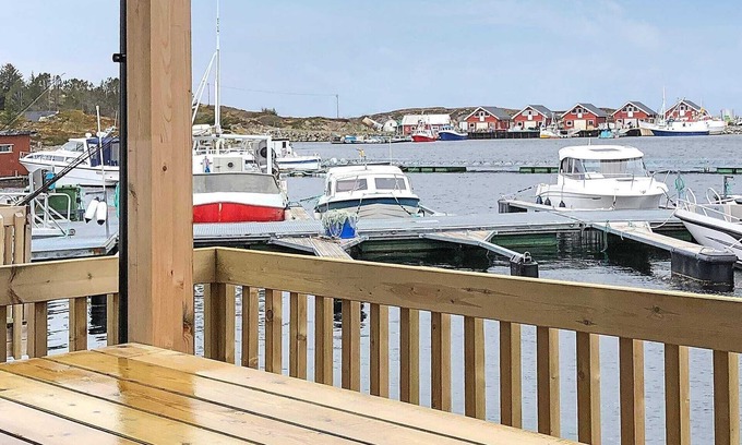 Dyrvik House | 6 person holiday home in Kverva